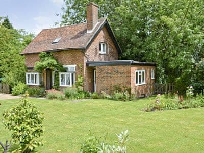Holiday Cottages in Kent: Wysteria Cottage, Pembury &copy; English Country Cottages