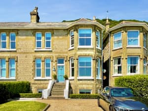 Elegantly decorated living/dining room | Little Grosvenor, Ventnor