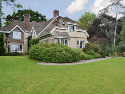 Beautiful apartment on the ground floor of an impressive period house in 13 acres of wonderful gardens | Burrow Farm Garden Retreat - Gardener’s Rest - Burrow Farm Gardens Retreat, Dalwood, near Axminster