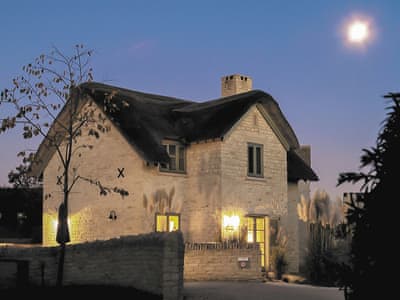Delightful Cotswold thatched cottage at night | Moorhens Cottage, Cotswold Water Parks