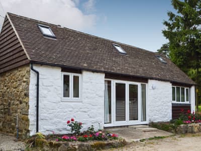 Lovely single-storey cottage lies within the grounds of the owner&rsquo;s 400-year-old farmhouse | Cornbrash Farm Cottage, Earlsdown, near Heathfield