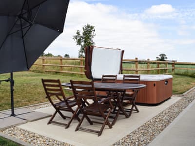 Sitting out area and hot tub | Waxwing Cottage - Holmes Farm Country Cottages, Lubenham, near Market Harborough