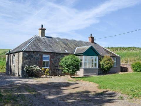 Delightful, detached cottage with stunning views | Easter Rattray Cottages: Clayhills Cottage - Easter Rattray Cottages, Blairgowrie