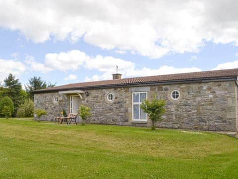 Attractive single-storey holiday home | Lapwing Cottage - High Weldon Cottages, Weldon Bridge, near Rothbury