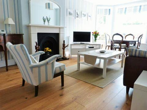 Elegantly decorated living/dining room | Little Grosvenor, Ventnor