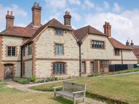 Characterful holiday home | Stable Yard Cottage, Selborne, near Alton