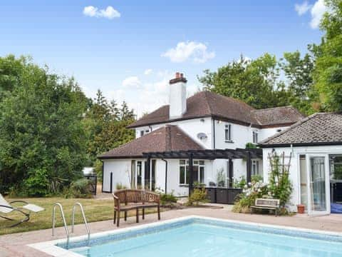 Welcoming, detached family home with pool | Arnewood Corner, Sway, near Lymington