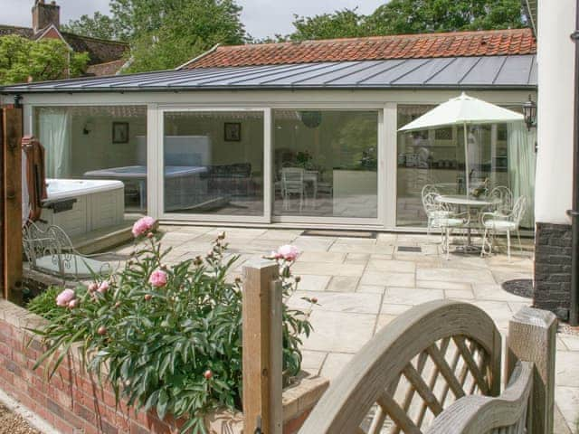 Lovely holiday home with enclosed paved patio area | Woodcrest Barn Cottage - Roydon Retreats, Roydon, near Diss