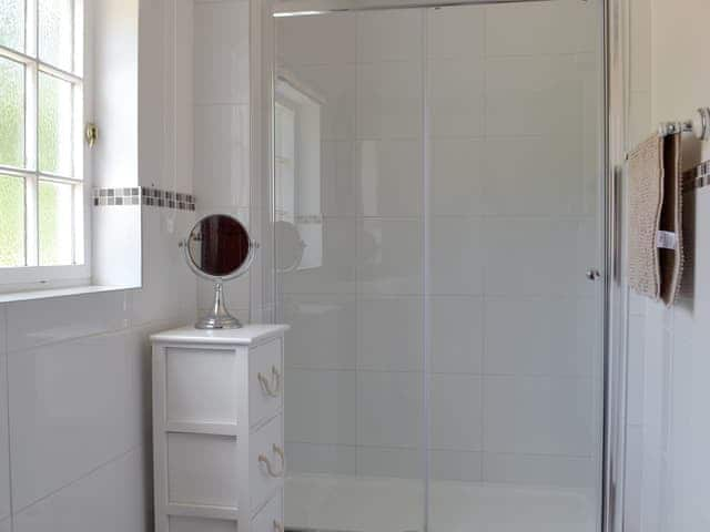 Shared en-suite shower room. | Repton Cottage - Foremark Cottages, Milton, near Repton