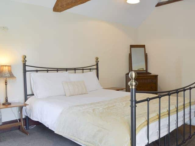 Comfortable en-suite bedroom. | Burdett&rsquo;s Cottage - Foremark Cottages, Milton, near Repton