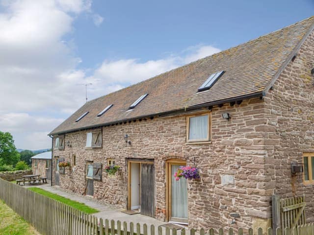 Stoke Court Farm Barn, sleeps 14 in Ludlow.