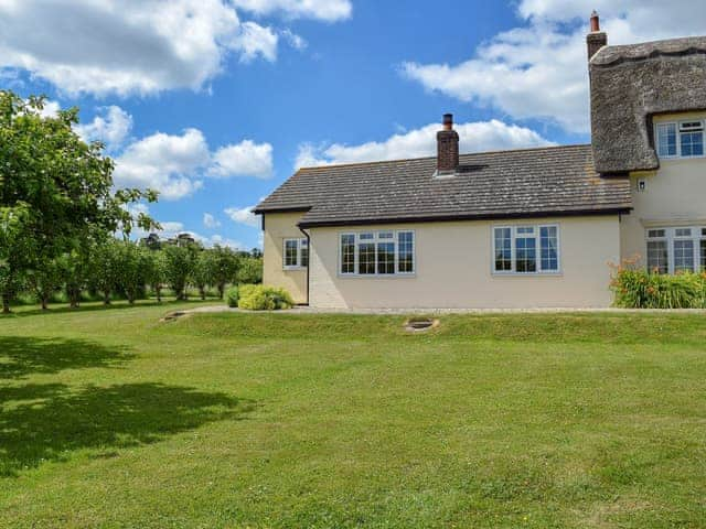 Spacious garden and grounds | The Bothy, Upton, Didcot