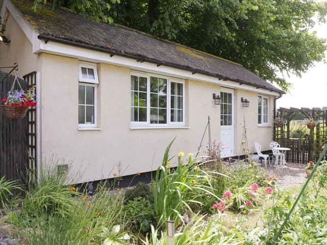 Delightful holiday home with well-maintained mature garden | Stone’s Cottage, Ormesby, near Great Yarmouth