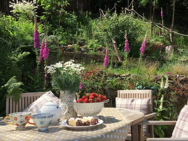 Enjoy a cream tea in the garden | Birkenhead Cottage, Hebden Bridge Birkenhead Cottage