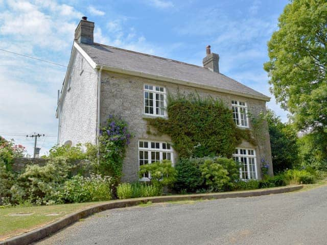 Lordship Farmhouse, sleeps 10 in Fishguard.