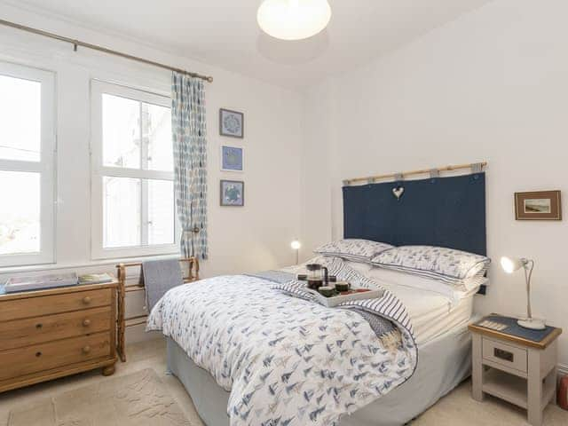 Relaxing double bedroom | Moonbeam House, Freshwater Bay