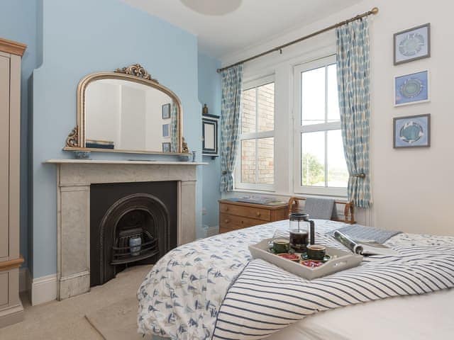 Feature fireplace within double bedroom | Moonbeam House, Freshwater Bay