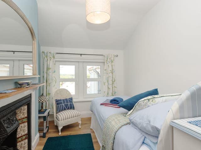 Cosy bedroom | Moonbeam House, Freshwater Bay