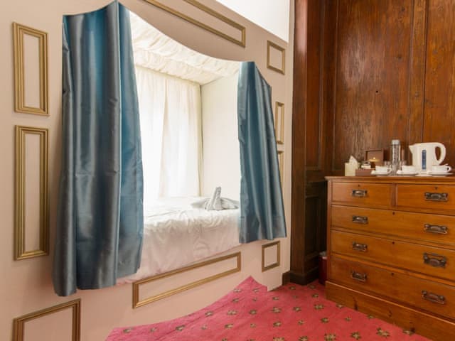 Quirky single bedroom | Hockwold Hall, Hockwold, near Thetford