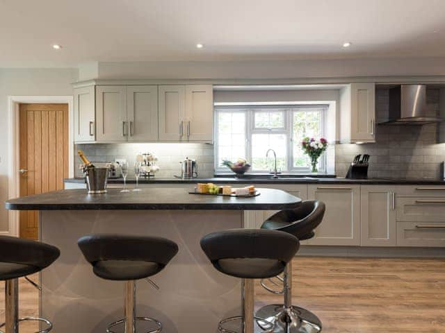 Kitchen area with breakfast bar | Woody&rsquo;s Top, Ruckland, near Louth