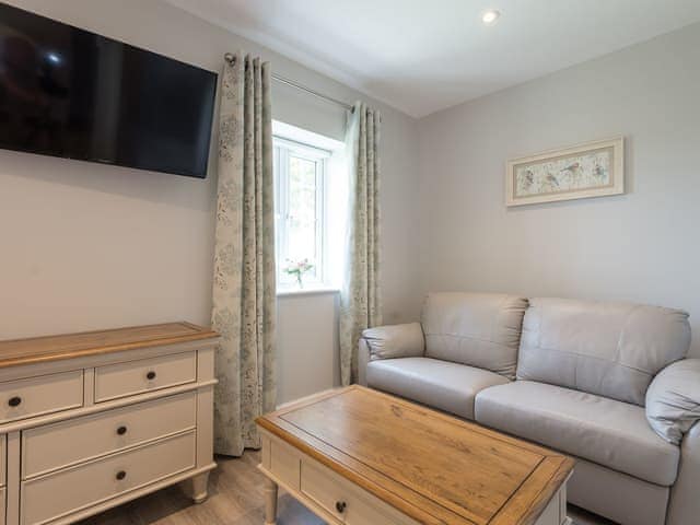 Double bedroom with seating area | Woody&rsquo;s Top, Ruckland, near Louth