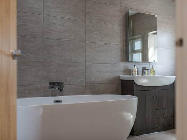 Bathroom with shower | Woody&rsquo;s Top, Ruckland, near Louth