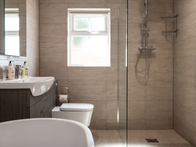 Bathroom with shower | Woody&rsquo;s Top, Ruckland, near Louth