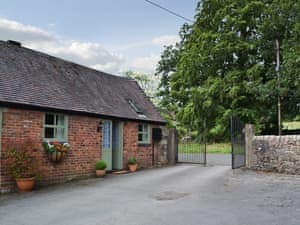 Charming single storey holiday cottage close to the Peak District | Honeysuckle Cottage - Brookfarm Cottages, Middle Mayfield, near Ashbourne