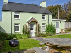 Attractive property with enclosed garden and outdoor furniture | Penteryfn, near Holyhead, Isle of Anglesey