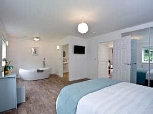 Double bedroom | The Clover Lodge - Redlake Farm, Glastonbury