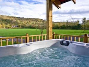 Hot tub | Kingfisher Lodge - Redlake Farm, Glastonbury