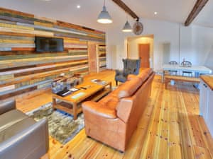 Open plan living space | Madeline Angevine - Rossiter&rsquo;s Vineyard Barn, Wellow, near Yarmouth