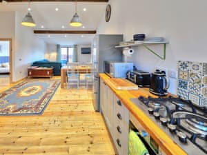 Well appointed kitchen area | Rondo - Rossiter&rsquo;s Vineyard Barn, Wellow, near Yarmouth