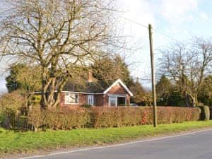 Charming holiday home | Wayside Cottage, North Frodingham, near Driffield