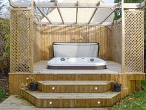 Luxurious hot tub within enclosed rear garden | Burnbrae Cottage, Bridgend of Lintrathen, near Forfar
