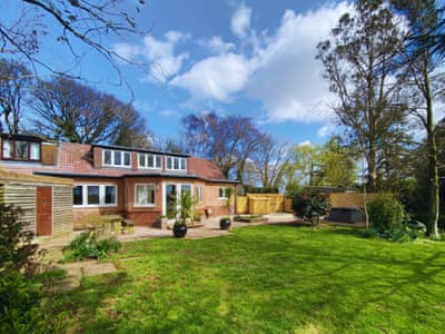 Luxurious holiday home with a private hot tub | Wagtails, Langford Budville, near Wellington