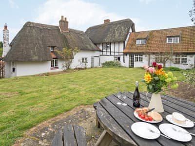 Idyllic thatched, detached cottage | Yew Tree Cottage, Moulsoe, near Milton Keynes