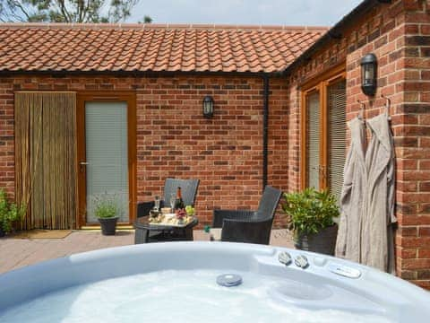 Beautiful holiday cottage with hot tub | Nesting Box, Chapel-St-Leonards