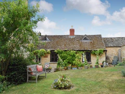 Grade II listed holiday cottage in a pleasant village location  | Picket Piece Cottage, Chadlington, near Chipping Norton