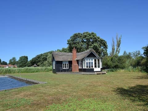 Delightful waterside holiday cottage | The Studio, Hickling