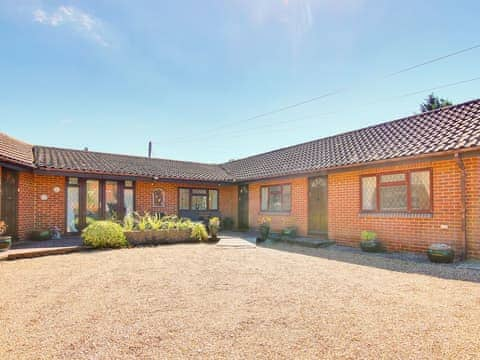 Attractive semi-detached bungalow | Irenic Lodge - Irenic Lodges, Hamble