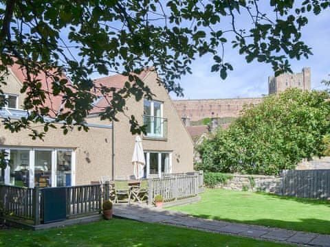 Wonderful holiday home overlooked by the impressive Bamburgh Castle | Greystead, Bamburgh