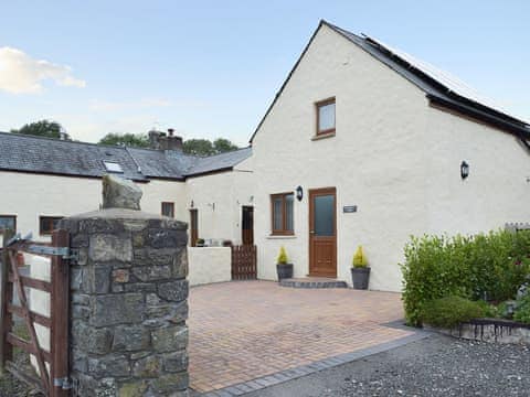 Delightful holiday accommodation in a gated courtyard setting | Gardeners Lodge, near Pembroke