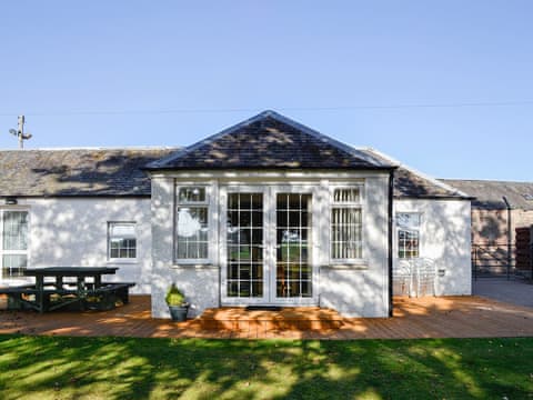 Delightful whitewashed Scottish holiday cottage | Philip&rsquo;s Cottage - Benvie Farm Cottages, Invergowrie, near Dundee