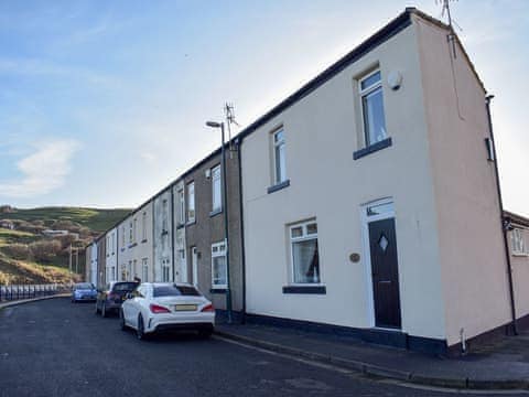 Traditional seaside holiday cottage on the North Yorkshire coast | Mariner&rsquo;s Cottage, Skinningrove, near Staithes