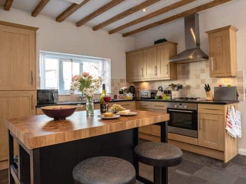 Fully appointed kitchen with breakfast bar/island | Gemstone Cottage, Brixham