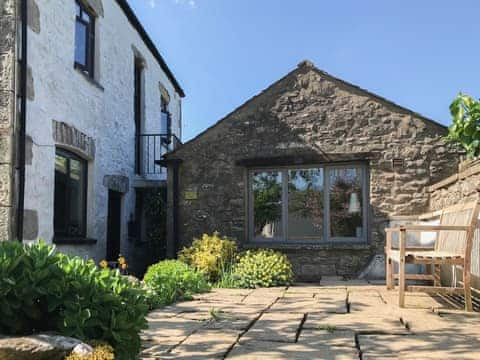 Charming Lakeland holiday cottage | Pear Tree Barn, Crooklands near Kendal