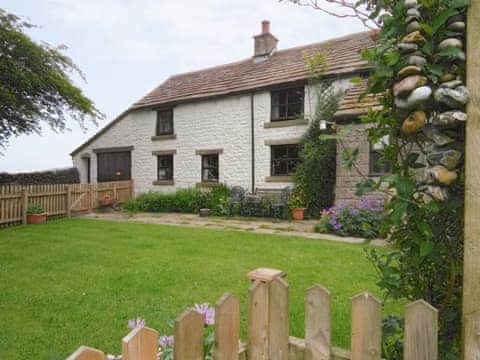 Charming holiday home with fenced garden | Oxlow End Cottage, Peak Forest, nr. Buxton