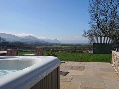 Breathtaking panoramic views of mountains and sea from your hot tub | Eithinog Ganol, Penygroes, near Caernarfon