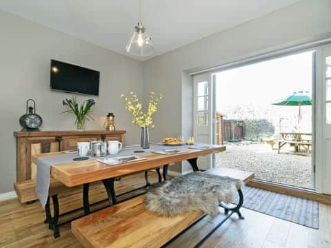 Impressive dining room leading to courtyard | Pinfold Cottage, Richmond